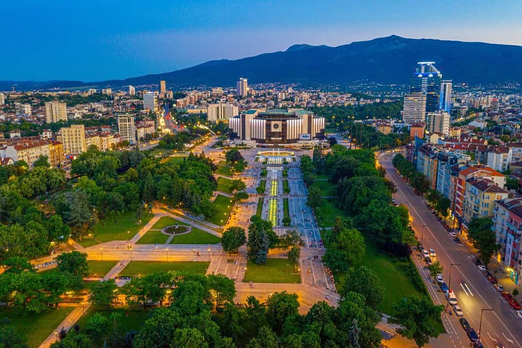 Vista aerea al tramonto del Palazzo Nazionale della Cultura a Sofia, Bulgaria