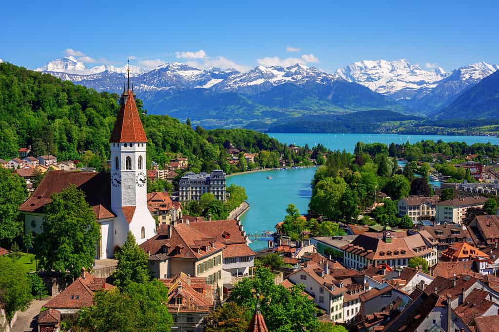 Storica città di Thun e il lago di Thun con le montagne innevate delle Alpi svizzere degli altopiani bernesi sullo sfondo, Canton Berna, Svizzera