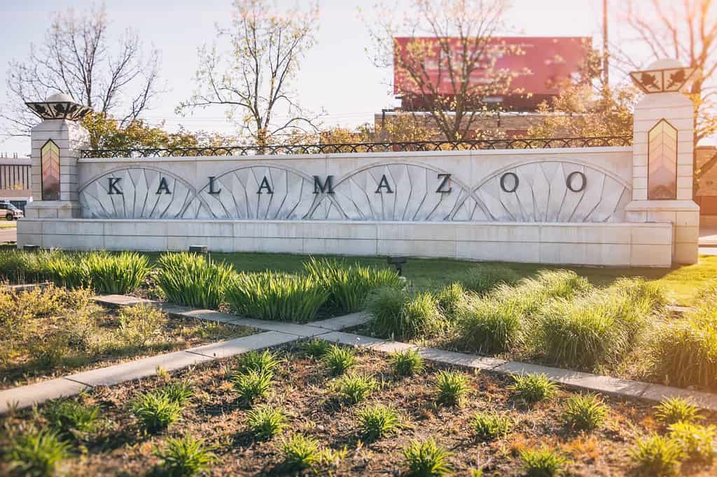 Segno per Kalamazoo girato durante il tardo pomeriggio nel centro di Kalamazoo, Michigan.