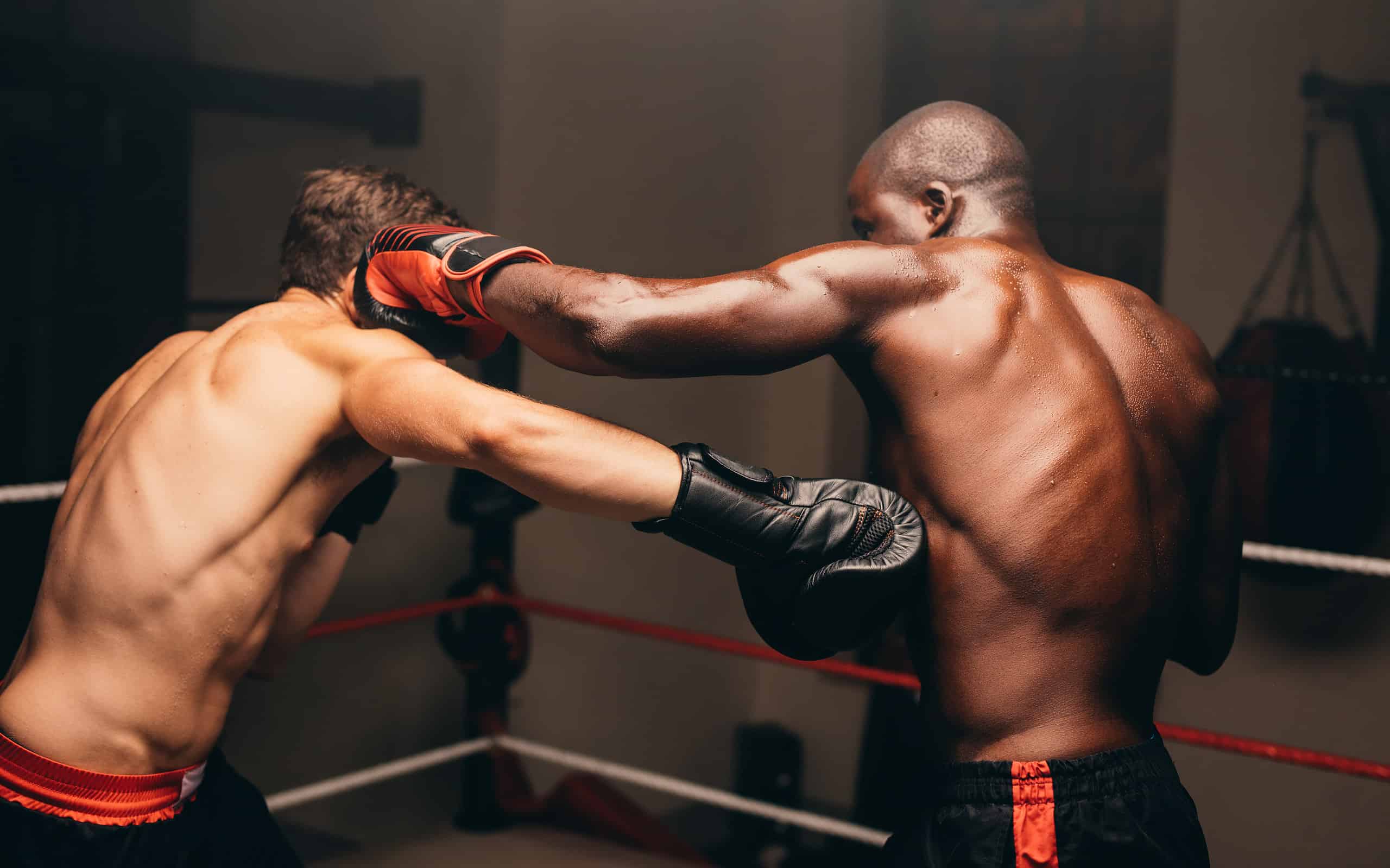La boxe è uno sport emozionante, ma comporta anche molti pericoli a causa del rischio di colpi mortali.