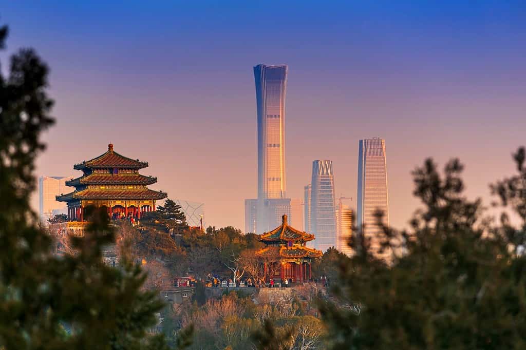 Paesaggio urbano di Pechino di tramonto fra architettura cinese antica.  edifici storici e un edificio moderno di Pechino con il dolce sorgere del sole, Pechino, Cina