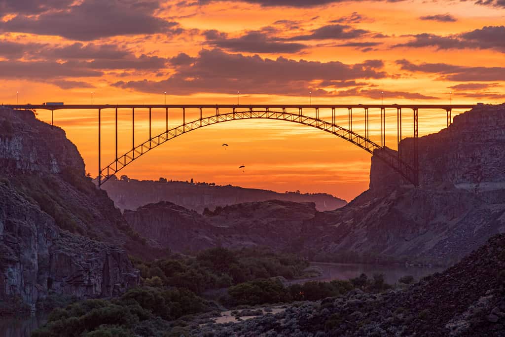 Due base jumper dal Perrine Bridge a Twin Falls Idaho