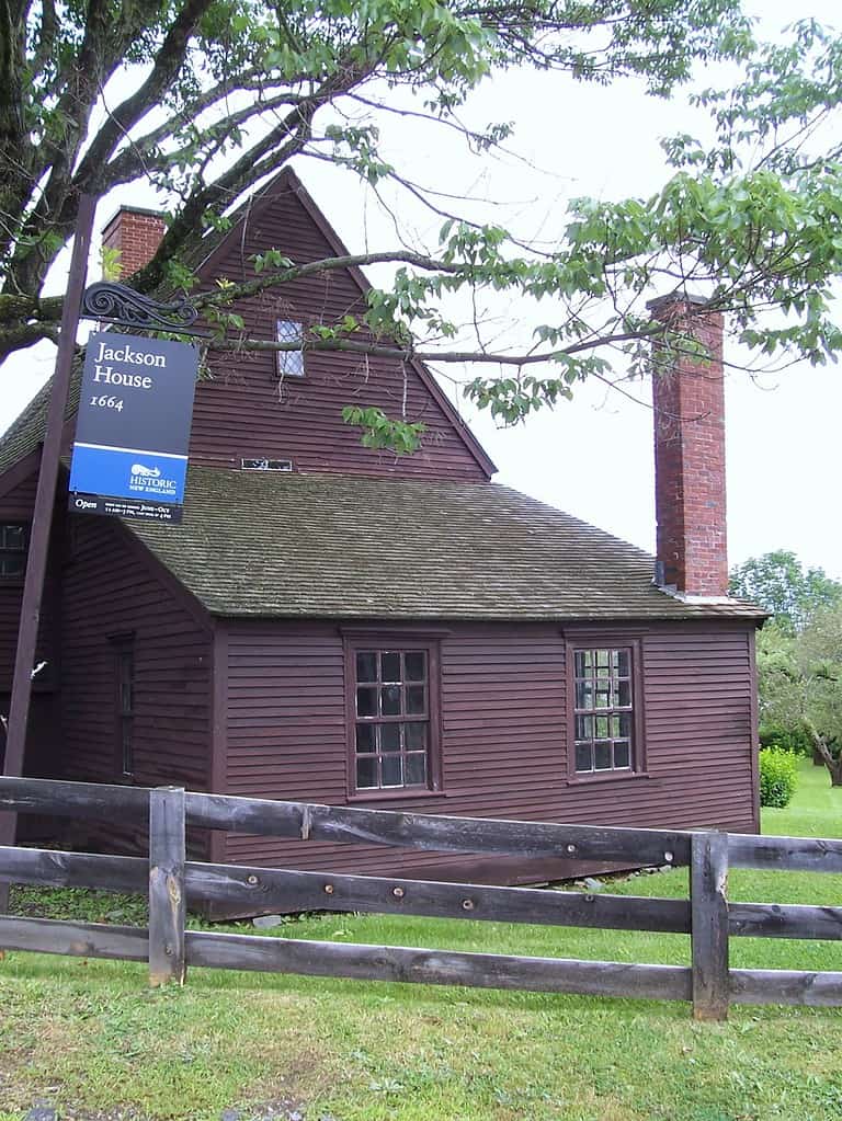 La più antica casa con struttura in legno sopravvissuta nel New Hampshire e nel Maine fu costruita da Richard Jackson, un falegname, agricoltore e marinaio, sul terreno di 25 acri della sua famiglia.