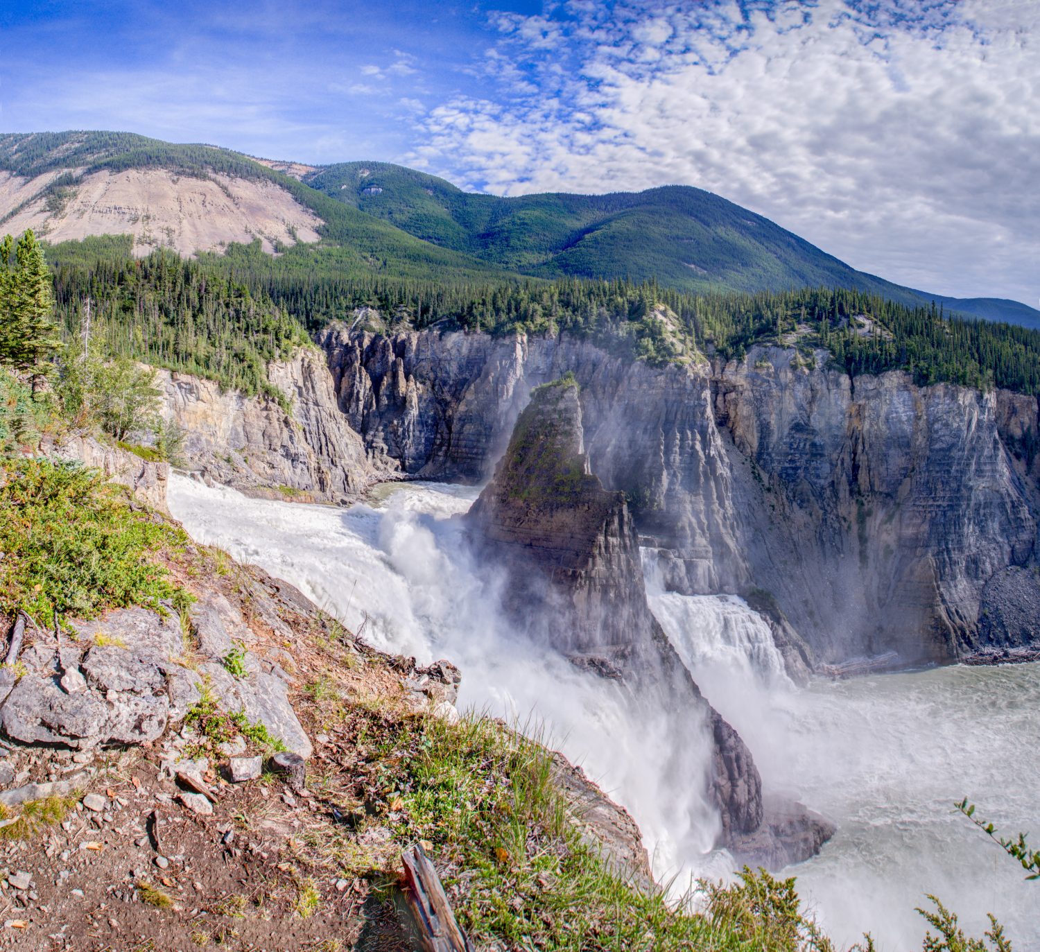 Dislivello di 96 m delle Cascate Virginia - fiume South Nahanni, Territori del Nordovest, Canada