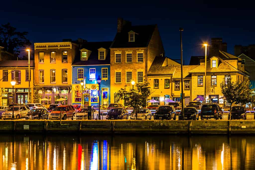 Negozi e ristoranti di notte a Fells Point, Baltimora, Maryland.