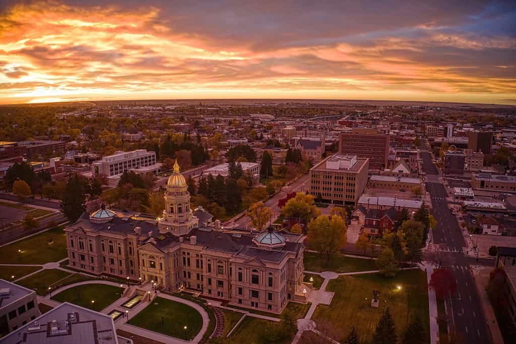 Veduta aerea di un'alba sul centro di Cheyenne, Wyoming