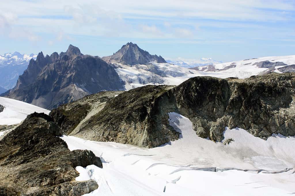 Picco piroclastico e il monte Cayley visti dalla cima della montagna Brandywine (Coast Mountains, British Columbia, Canada)