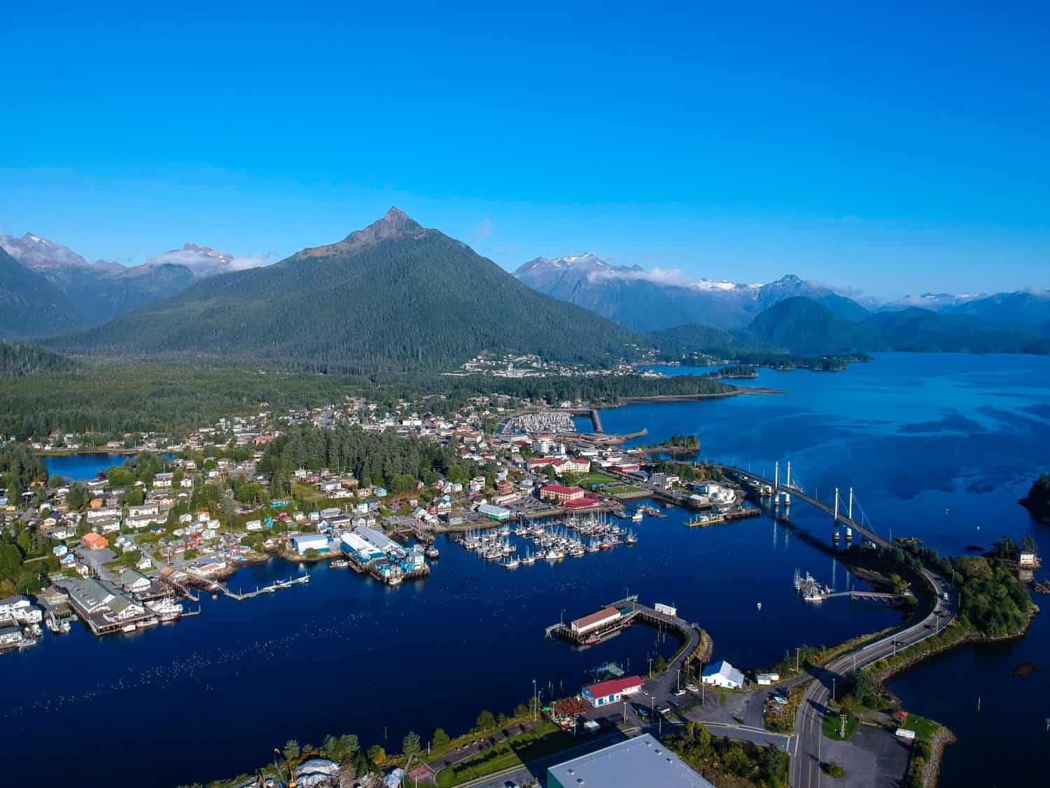 Veduta aerea di Sitka, Alaska con il monte Verstovia sullo sfondo