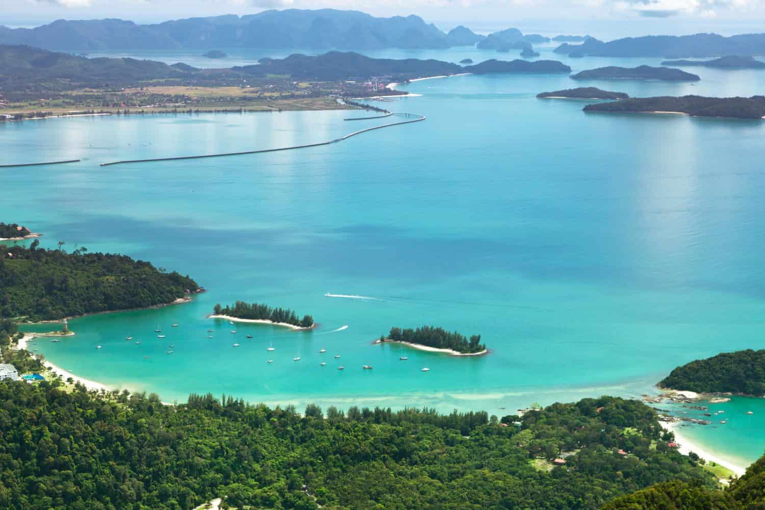 Bellissima vista della costa dell'isola di Langkawi, Malesia