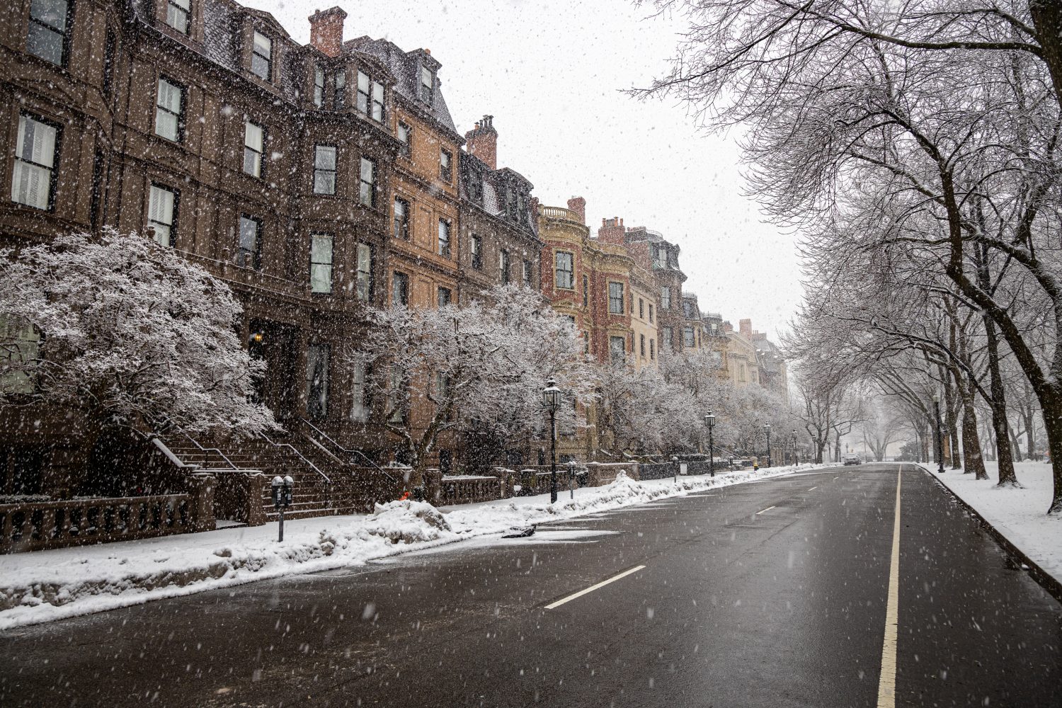Strada vuota a Boston Back Bay durante una tempesta di neve