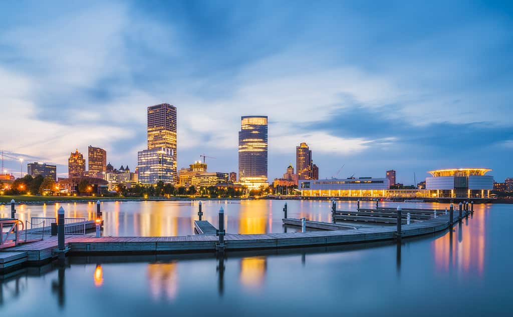 skyline di milwaukee di notte con riflesso nel lago michigan.