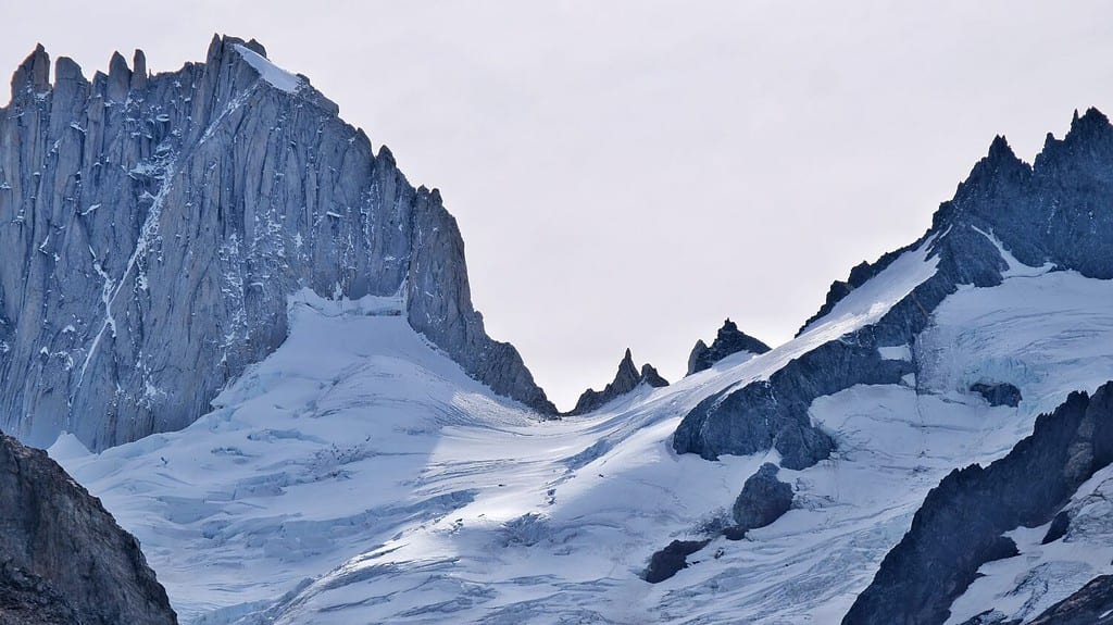 Una vista di un picco innevato vicino al cappuccio di neve nelle montagne delle Ande sulla strada per Fitz Roy vicino a El Chalten Patagonia Argentina