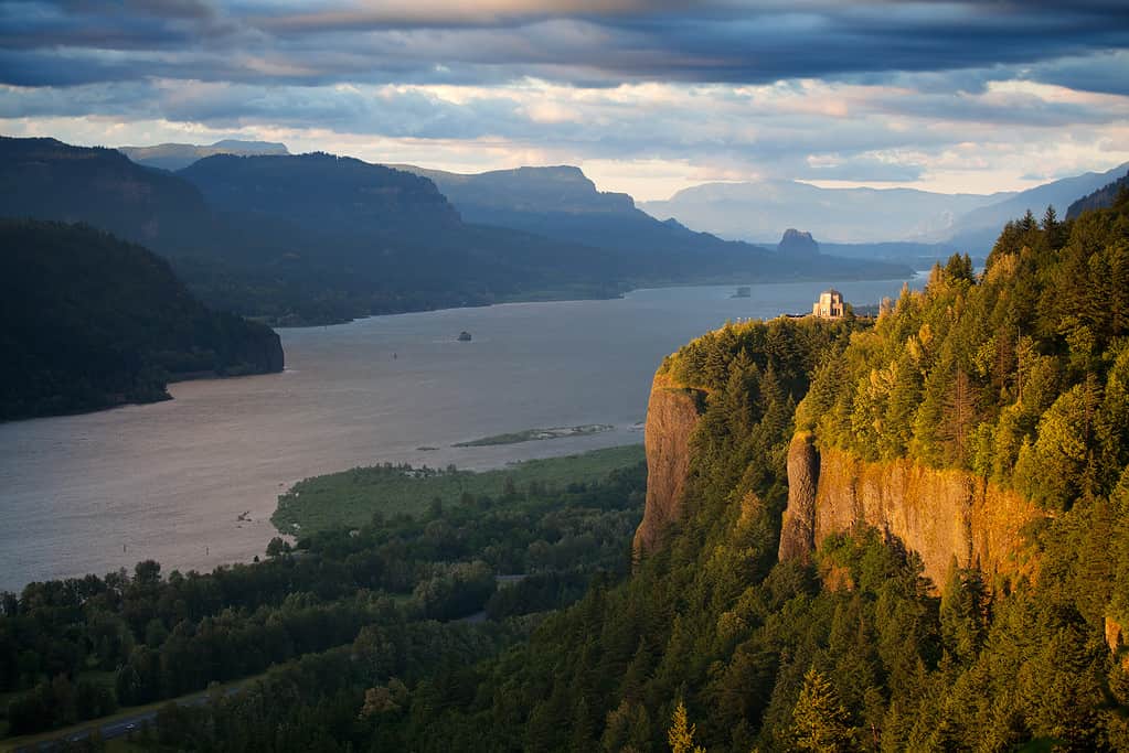 Paesaggio dell'Oregon - fiume Crown Point Columbia