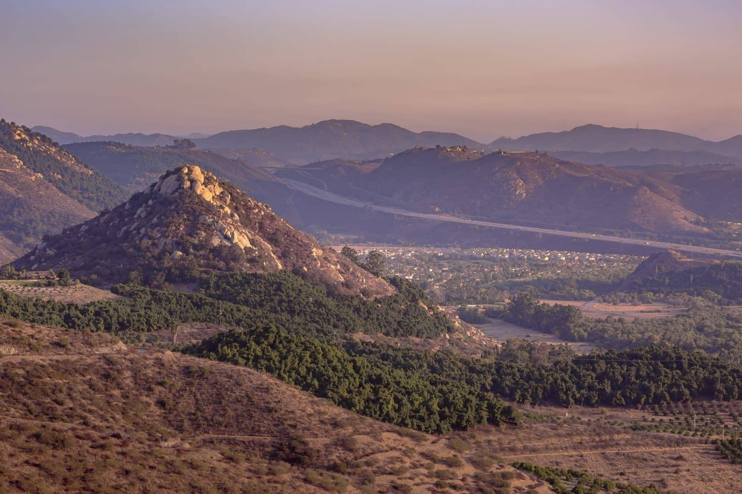 Monserate Mountain View a Fallbrook California.  La vista del monte Monserate da cui è possibile vedere l'autostrada e tre città