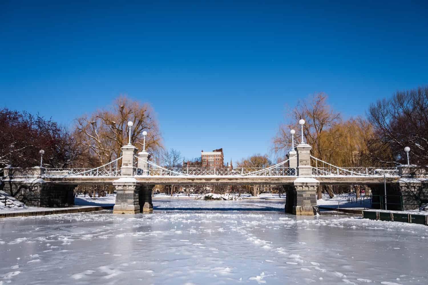 Inverno a Boston, neve e giornata soleggiata, ponte nel parco comune.  Clima tipico del Massachusetts in inverno