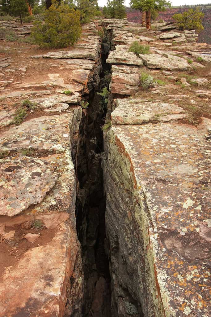 Primo piano di una linea di faglia o frattura nella terra - area di Flaming Gorge - Utah