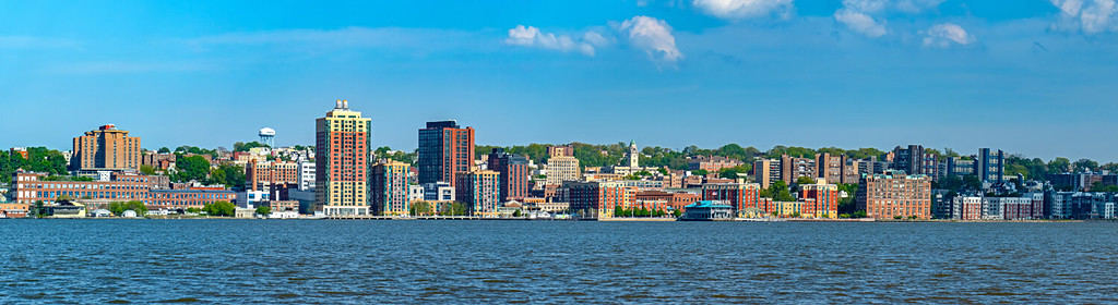 Skyline di Yonkers, New York con il fiume Hudson di fronte