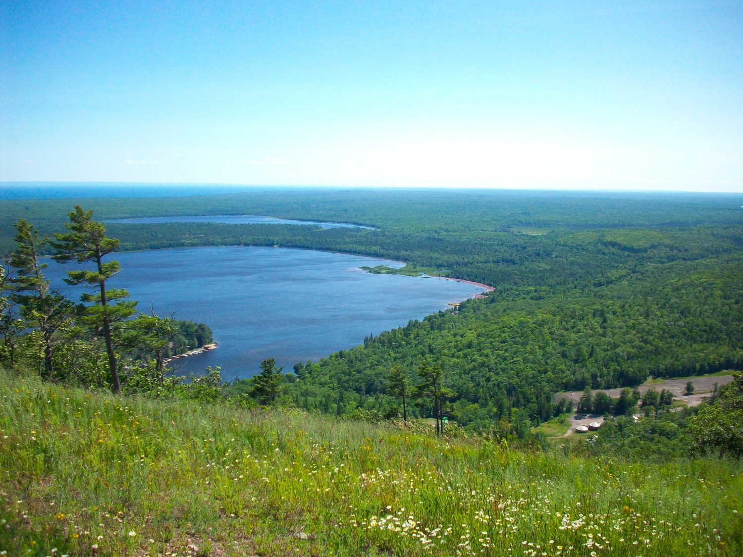 Giornata di sole sul Monte Bohemia con vista sul Lac La Bell e sul Lago dei Cervi