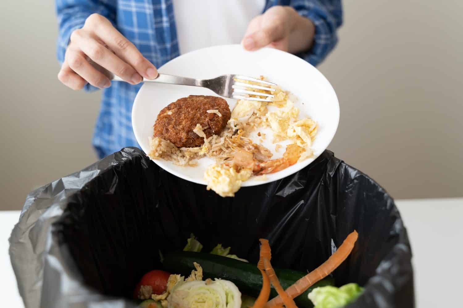 le persone mettono la spazzatura biologica proveniente dai rifiuti alimentari nelle case domestiche nei contenitori del compost per produrre fertilizzanti per ridurre l’inquinamento ambientale globale.