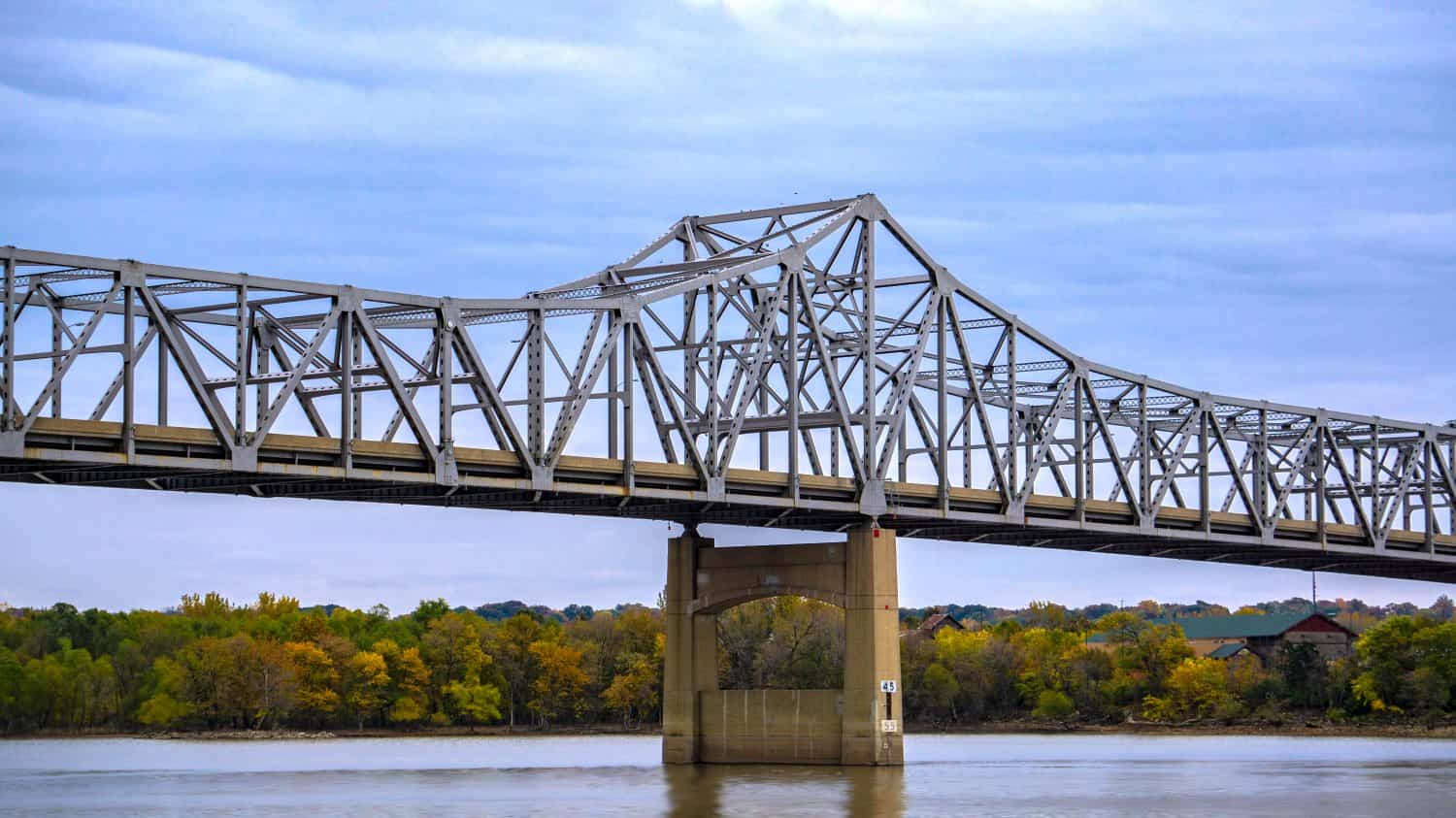 Cielo limpido sul fiume ponte di Peoria Illinois