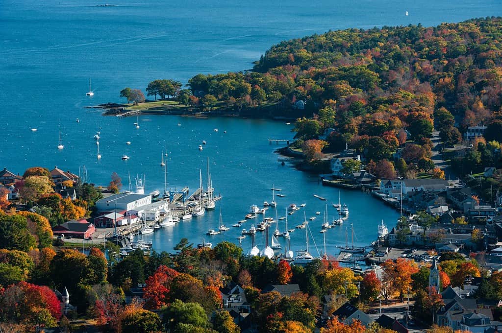 Vista aerea di Camden, Harbour Maine con caduta delle foglie