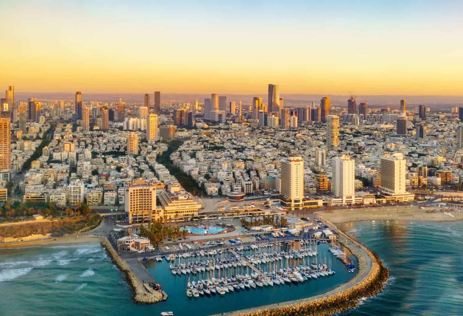 Vista aerea del tramonto sulla costa mediterranea di Tel Aviv, Israele.