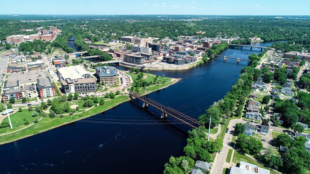fotografia aerea del fiume Chippewa che si avvicina alla confluenza nel centro di Eau Claire, Wisconsin