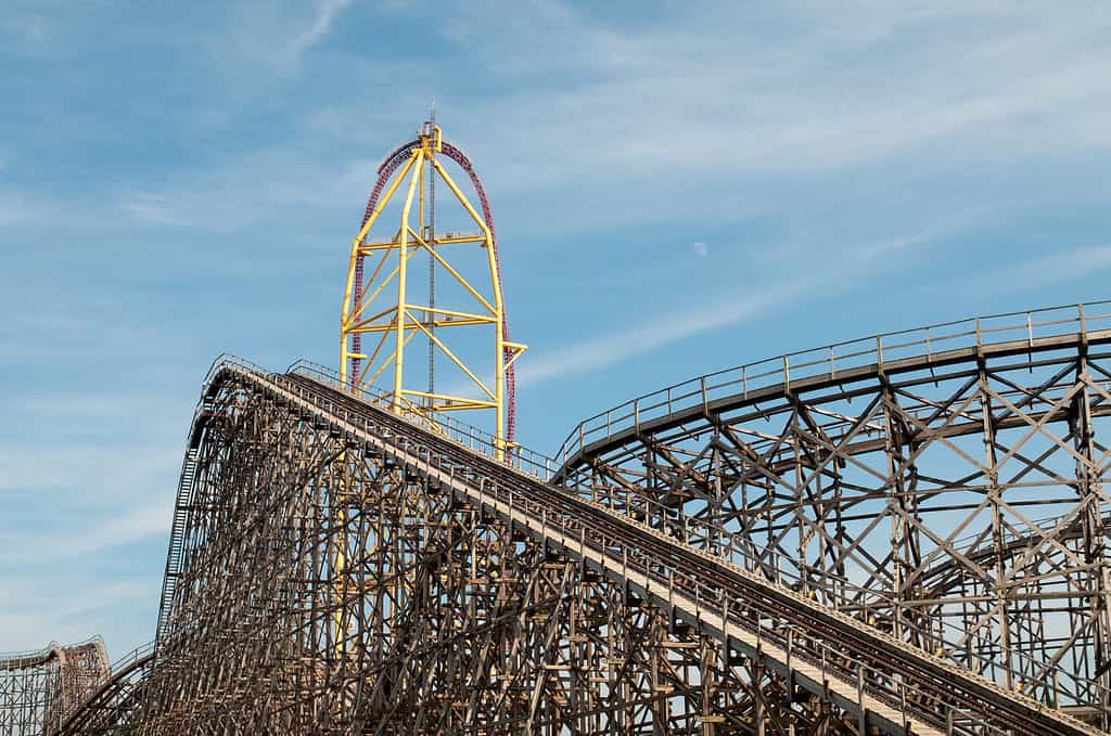 Montagne russe con luna a Cedar Point, Sandusky, Ohio