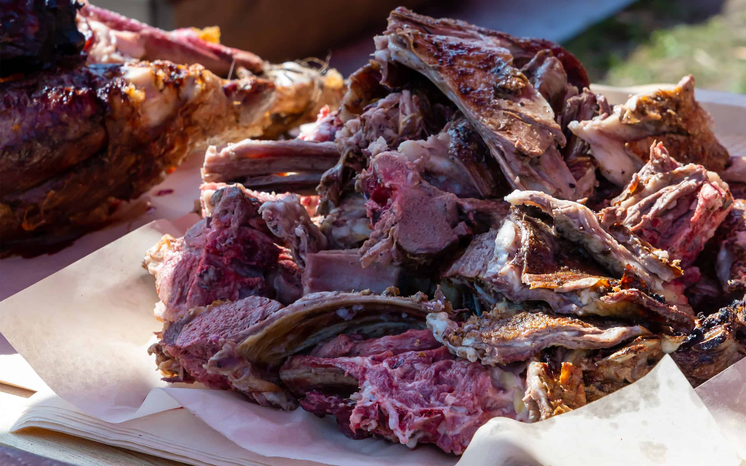 carne scura costolette di alce preda naturale selvatica cacciatore mucchio cibo delizioso grigliato sul tavolo di carta bianca