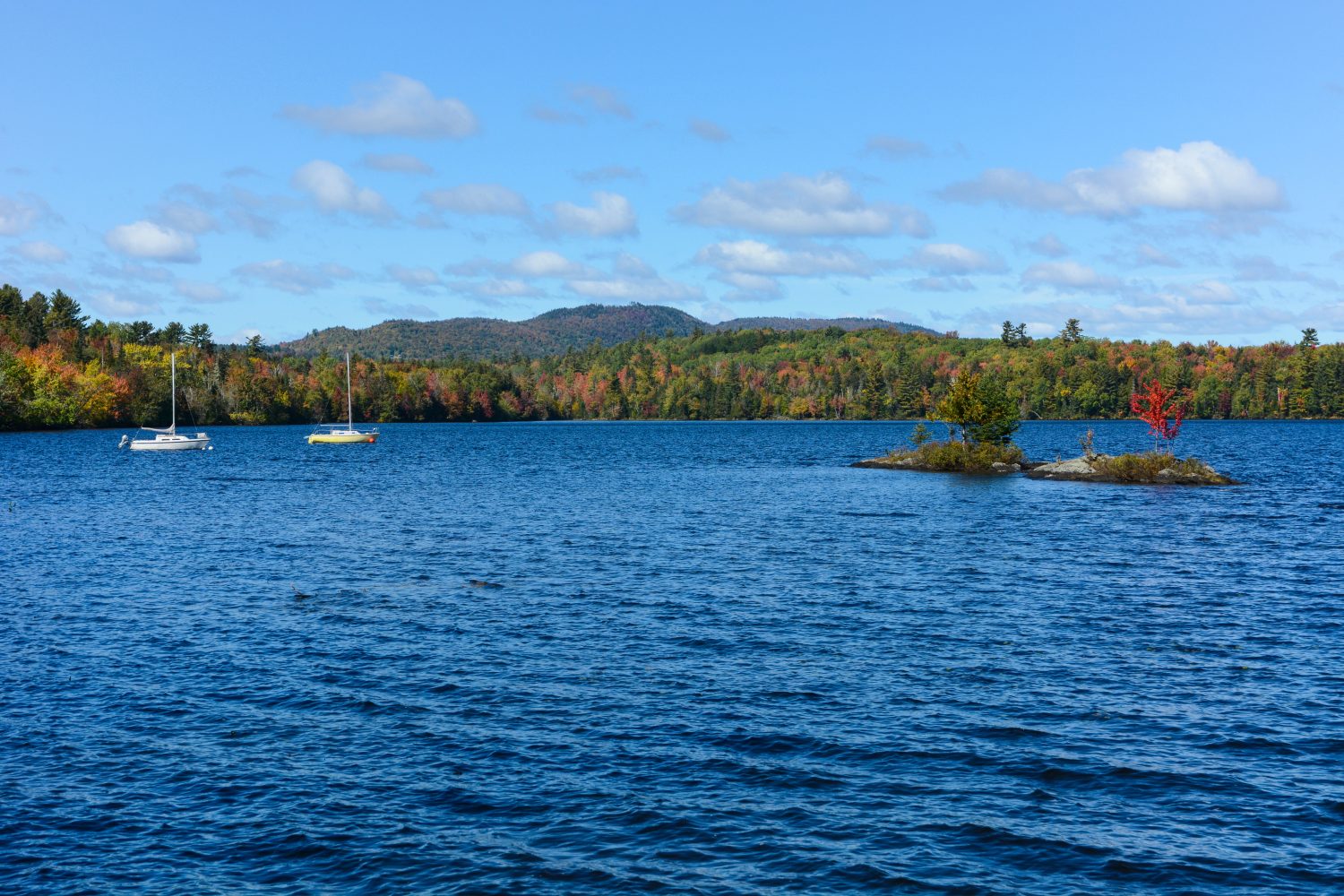 Barche sul lago Umbagog nel New Hampshire con cielo blu