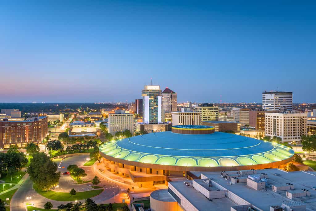 Wichita, Kansas, Stati Uniti d'America skyline del centro al crepuscolo.