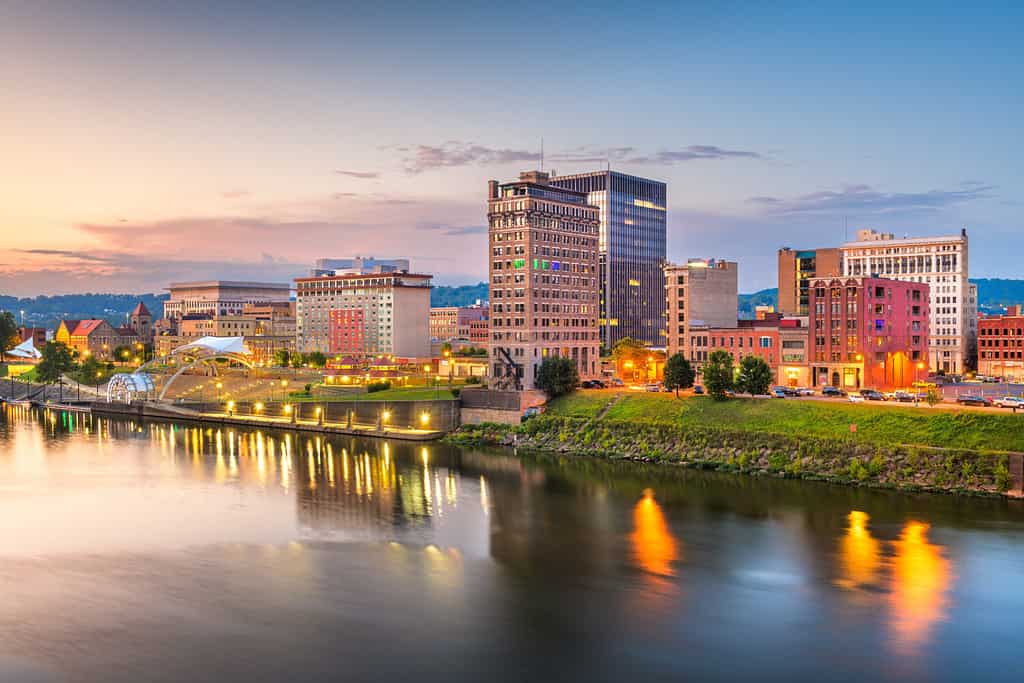 Charleston, West Virginia, Stati Uniti d'America skyline del centro sul fiume al crepuscolo.