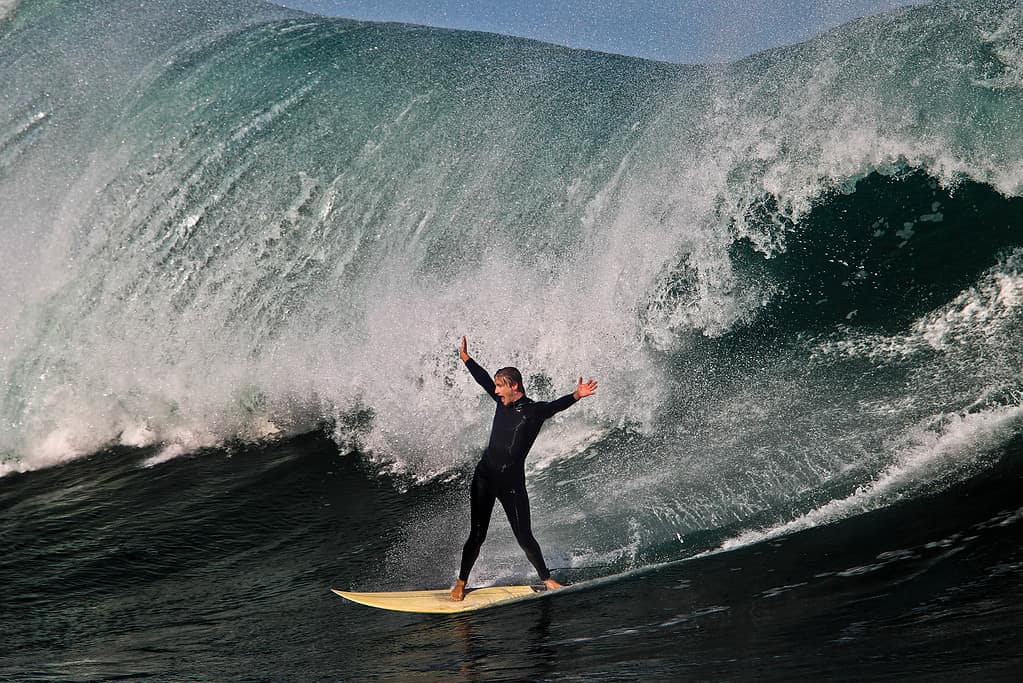 Il surf sulle grandi onde è emozionante ma i rischi di morte sono alti e questo lo rende uno degli sport più pericolosi al mondo.