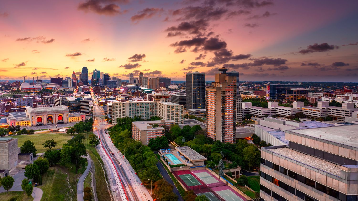 Veduta aerea dello skyline di Kansas City al tramonto, vista dal Penn Valley Park.  Kansas City è la città più grande del Missouri.