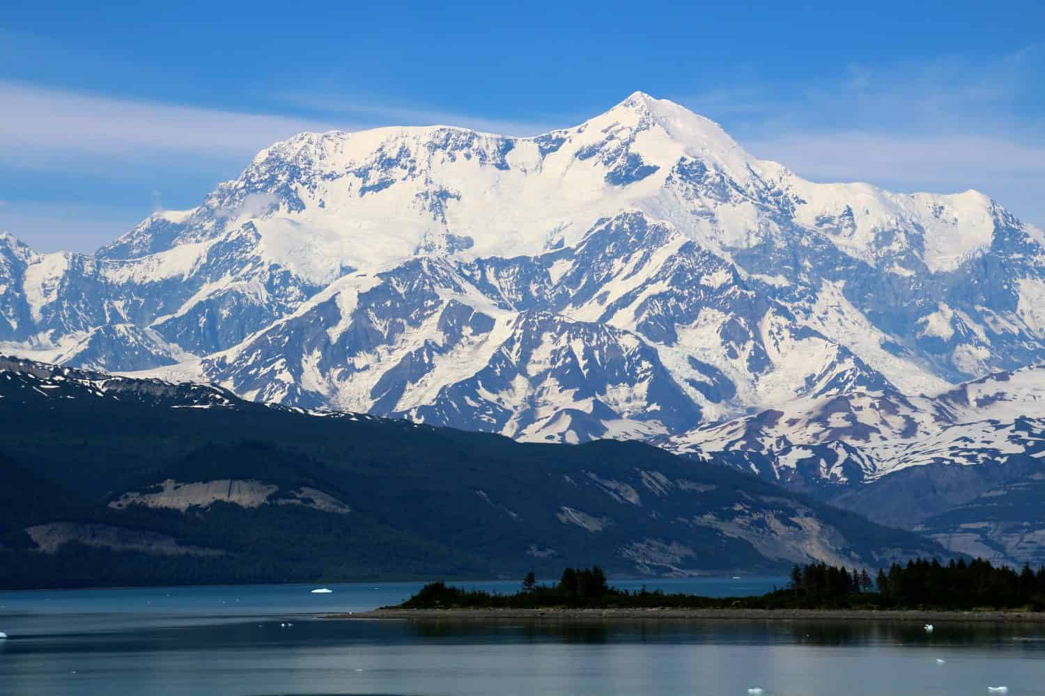 Il Monte Sant'Elia in Alaska visto da Icy Bay 