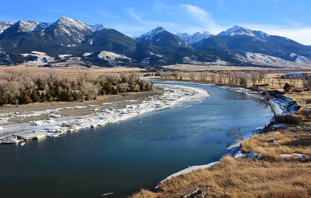 pittoresco paesaggio invernale in una giornata di sole a riposo di germano reale accesso per la pesca lungo la valle del paradiso anello panoramico del fiume Yellowstone e catena montuosa della Gallatin, a sud di Livingston, Montana