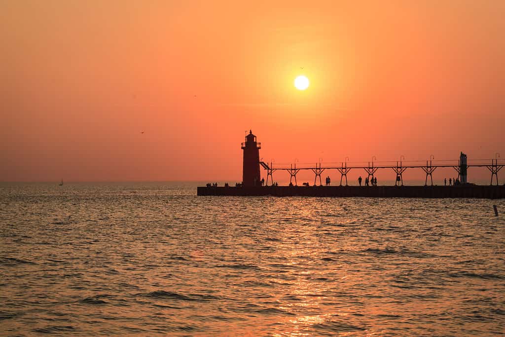 Tramonto della luce del molo sud di South Haven