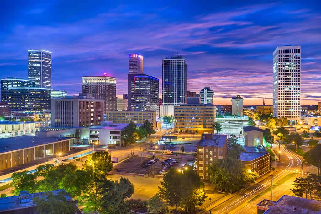 Orizzonte di Tulsa, Oklahoma, USA al crepuscolo.