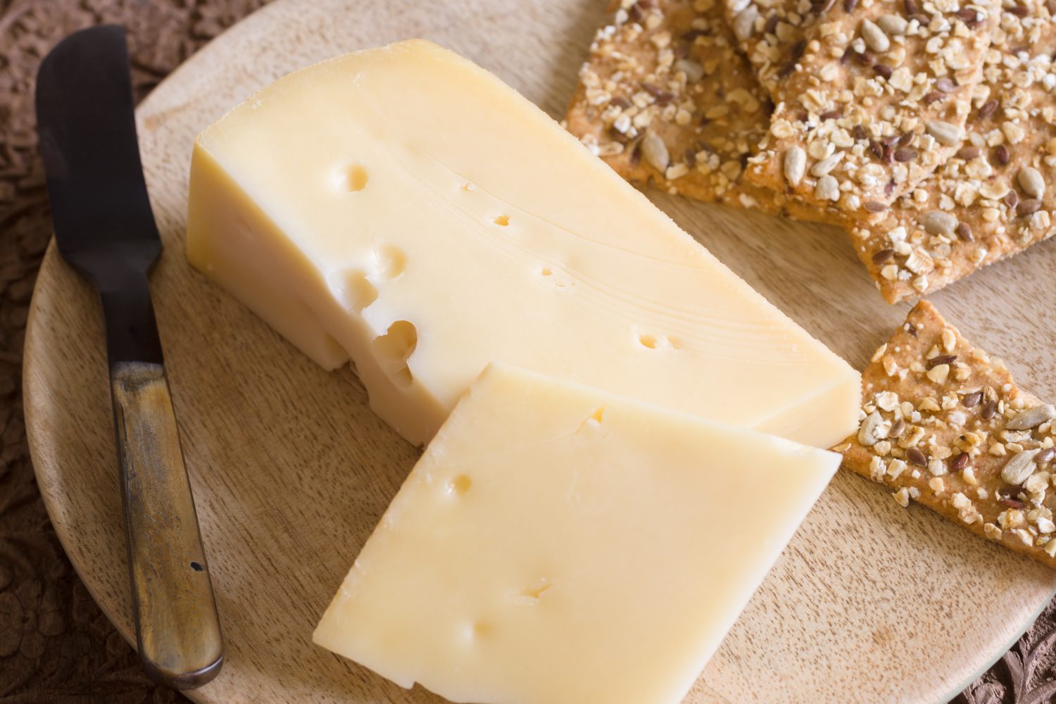 Jarlsberg un formaggio norvegese delicato e cremoso simile all'Emmental svizzero con i suoi caratteristici buchi