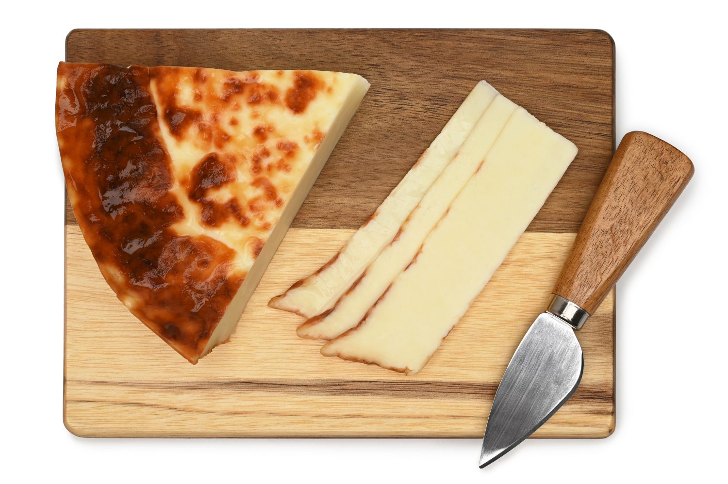 Leipajuusto, formaggio cigolante finlandese (formaggio per pane) con coltello da formaggio su una tavola di legno su sfondo bianco