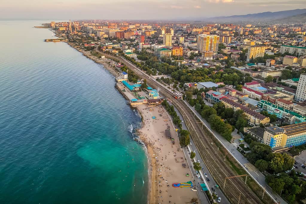 L'immagine aerea del drone della spiaggia del Mar Caspio nella città di Makhachkala, Daghestan, Russia.