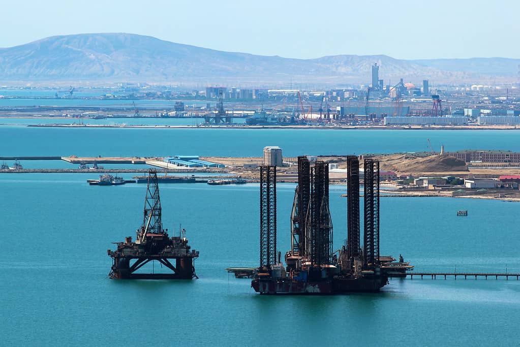 Piattaforma petrolifera al largo della costa del Mar Caspio vicino a Baku, in Azerbaigian