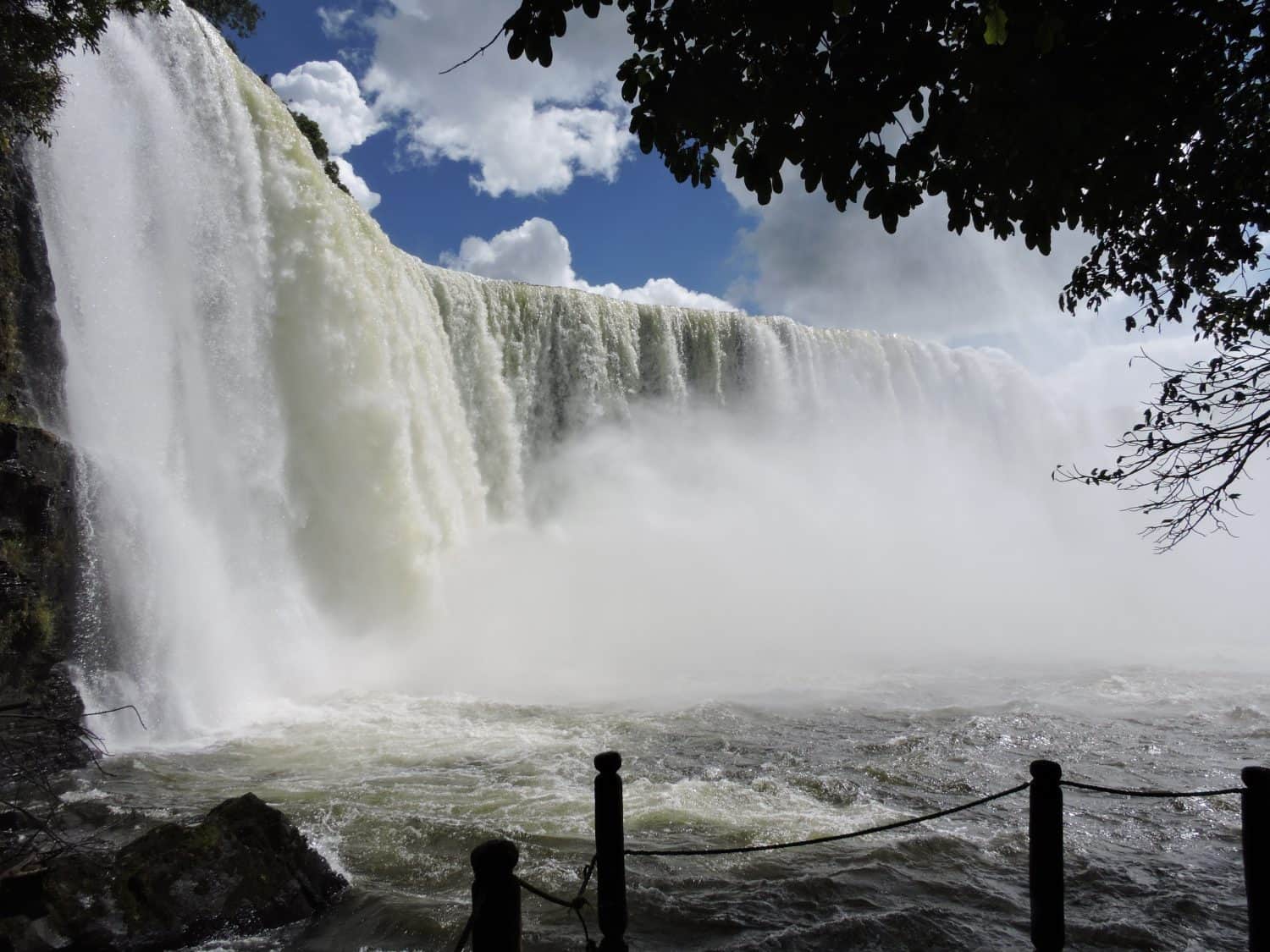 Vista delle cascate Lumangwe dalla piattaforma panoramica inferiore