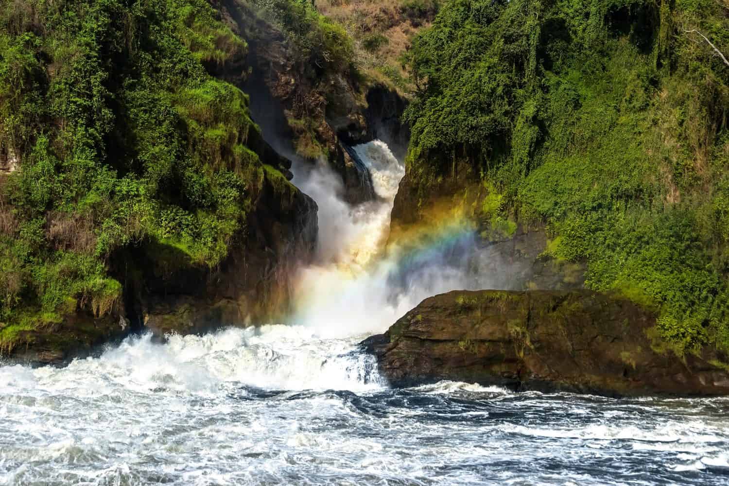 Un arcobaleno sopra la cascata Murchison sul fiume Nilo.  Parco nazionale delle cascate Murchison, Uganda.