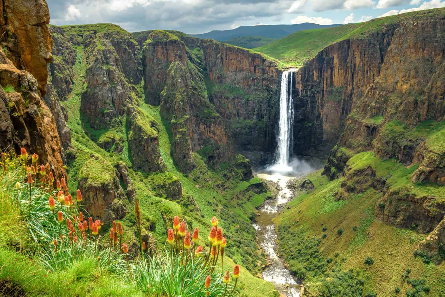 Cascate Maletsunyane nel Lesotho Africa.  La cascata più bella del mondo.  Paesaggio verde scenico di incredibili cascate d'acqua che cadono in un fiume all'interno dei canyon.  Viste panoramiche sulle grandi cascate.