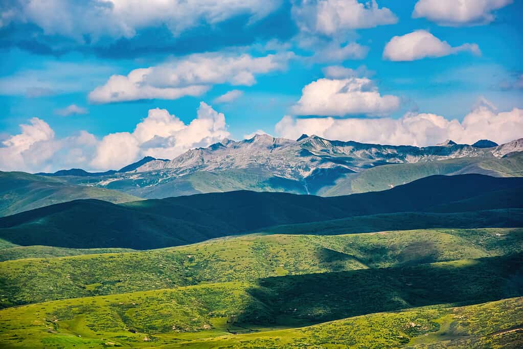 Scenario montano nella parte orientale dell'altopiano del Qinghai-Tibet