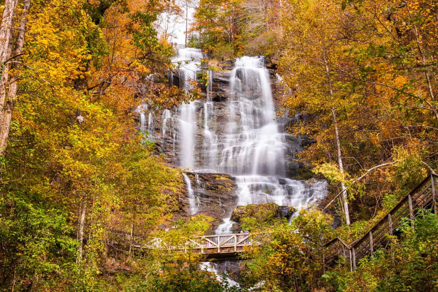 Amicalola Falls, Georgia, Stati Uniti nella stagione autunnale.