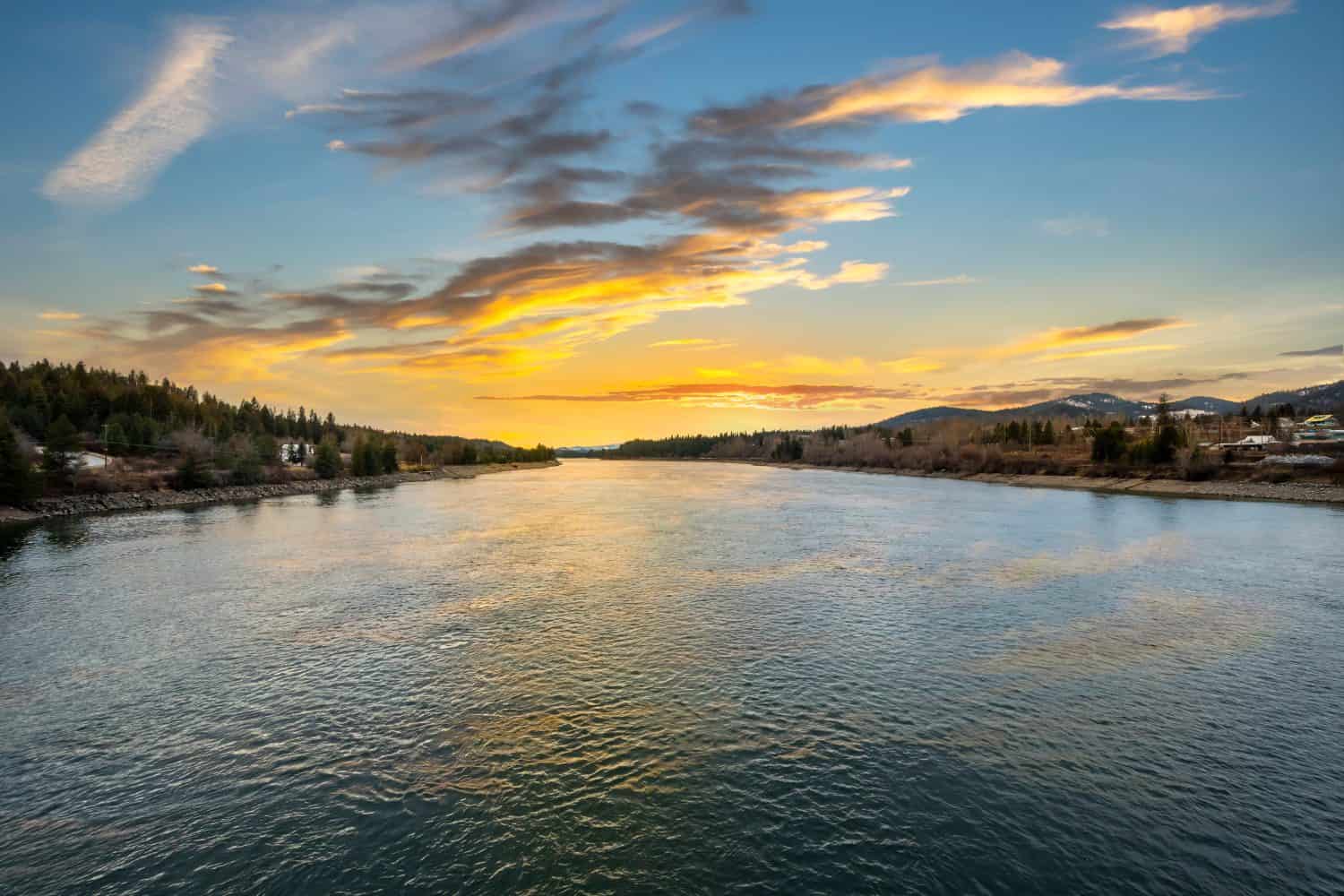 Il Priest River visto al tramonto nella città di Priest River, Idaho USA.