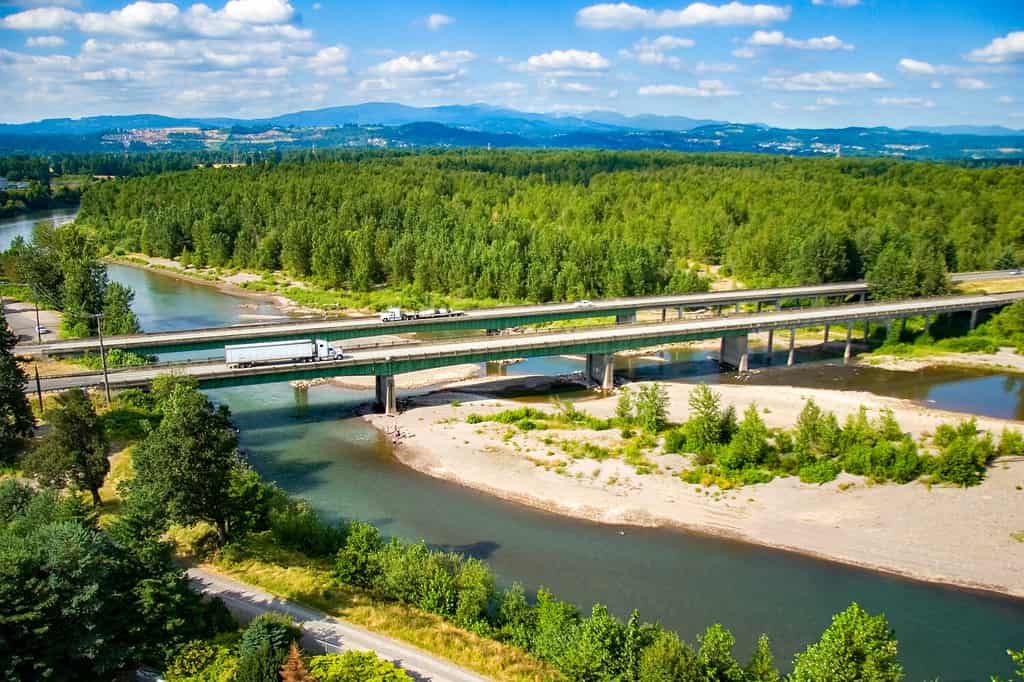 Foto aerea del ponte dell'autostrada I-84 sul fiume Sandy appena ad est di Portland, Oregon