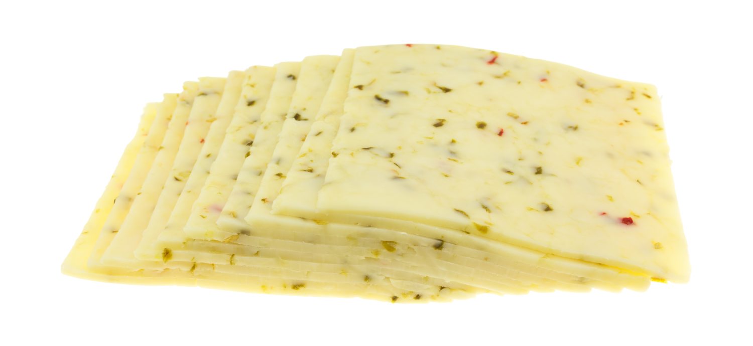 Vista laterale di diverse fette di formaggio pepper jack isolato su uno sfondo bianco.